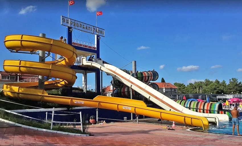 Kumcağız'da kaydırakları ve havuzlarıyla bölgenin en büyük su eğlence parklarından biri.
