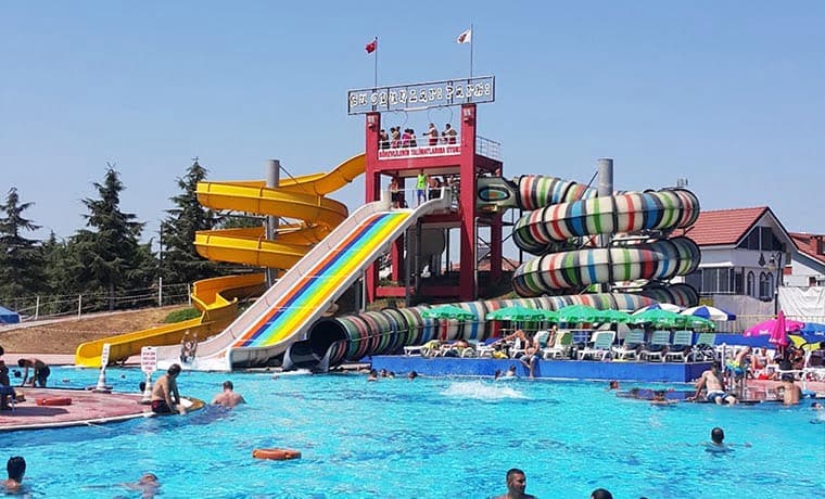 Kumcağız'da kaydırakları ve havuzlarıyla bölgenin en büyük su eğlence parklarından biri.