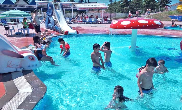 Kumcağız'da kaydırakları ve havuzlarıyla bölgenin en büyük su eğlence parklarından biri.