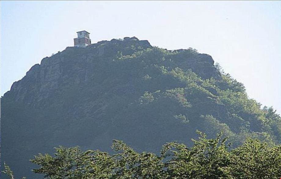 1224 metre yükseklikte, yamaç paraşütü ve dağcılık için tercih edilen zirve.