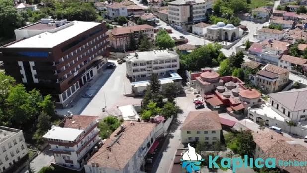 Yaklaşık 53°C sıcaklığındaki şifalı suyuyla, ilçe merkezine 1 kilometre uzaklıkta yer alan tarihi termal tesis.