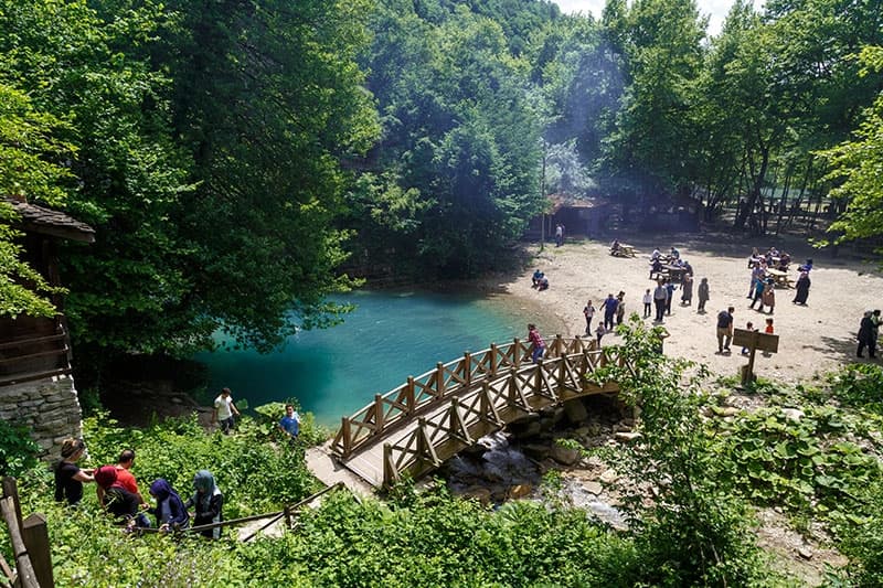Yaklaşık 37°C sıcaklığında, tarihi "Gençlik Suyu" olarak bilinen alkali-bikarbonatlı termal kaynak.