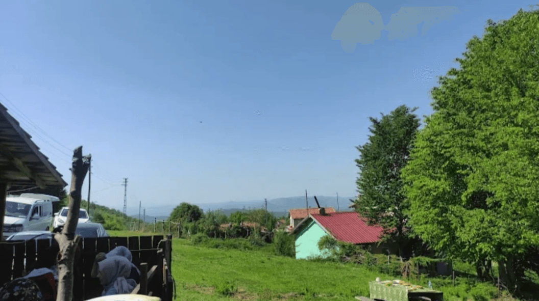 İlçe merkezine 7 kilometre uzaklıkta, yaklaşık 1500 metre rakımlı, yayla evleriyle bilinen serin bir yayla.