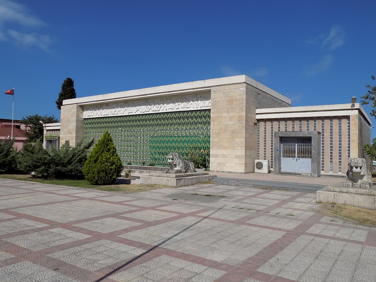 Samsun Müzesi’nin en göze çarpan koleksiyonu Amisos Antik Kenti buluntuları ve bu kentte yer alan bir mezar odasında bulunan Amisos hazinesidir. Mezar odası bul