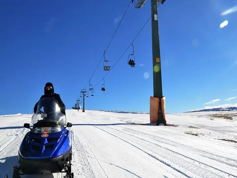 Zirvesi 2062 metreye ulaşan Akdağ'ın yamaçlarında, 6 pistiyle kış ve yayla turizmine ev sahipliği yapan tesis.