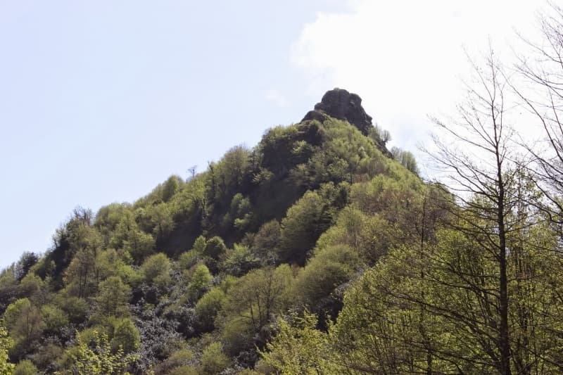 Konakören Köyü üzerindeki bir kaya kütlesine oyulmuş, açık hava tapınağı özelliği taşıyan antik kalıntı.